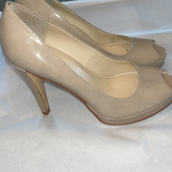 CALVIN KLEIN NUDE PATENT LEATHER PEEP-TOE HEELS.  Size 6 - Picture 3 of 8